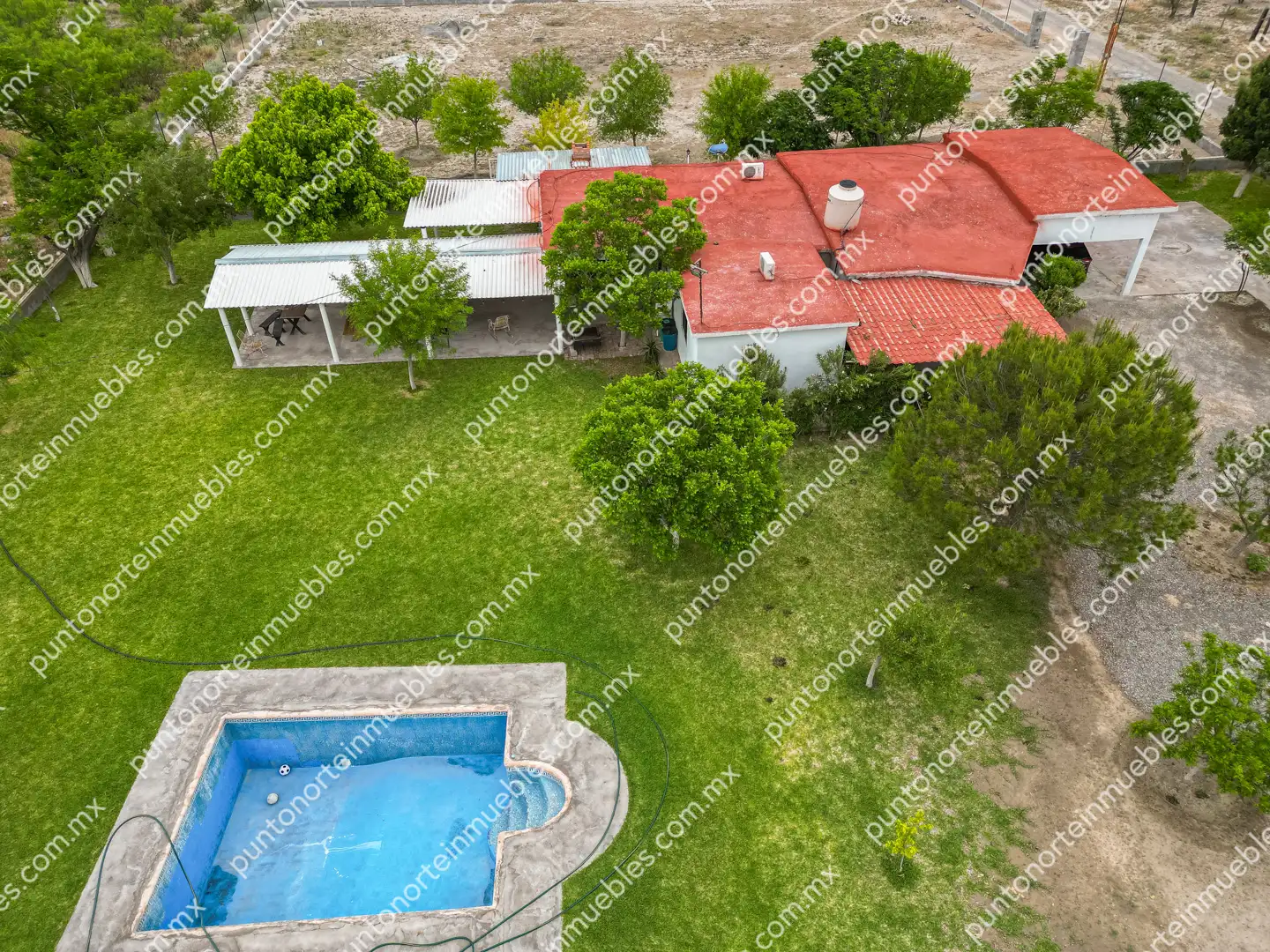 Venta de Quinta 3,000m2 San Buenaventura, con Casa de Campo con Cochera, Alberca, Asaderos, agua, electricidad  