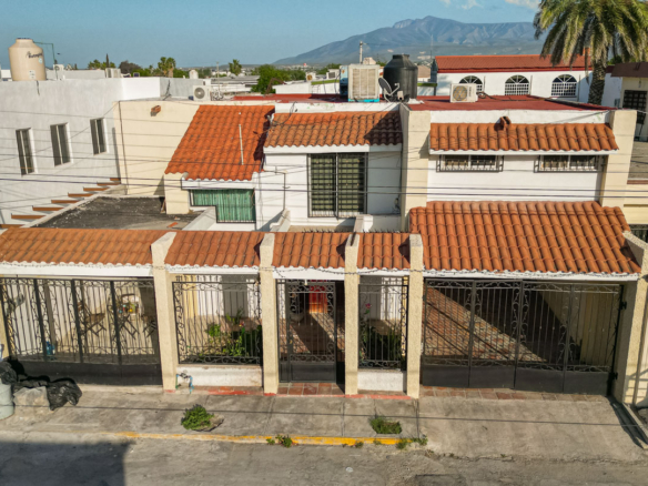 Venta Casa en Col Tecnológico 364m2 terreno de dos plantas