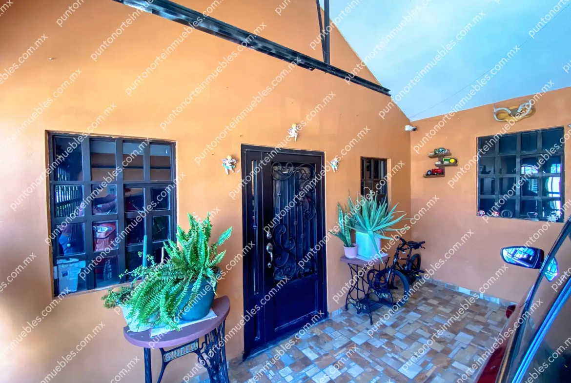Venta de Casa 3 Recámaras con Cochera y Portón Electrico a una cuadra Colegio La Salle