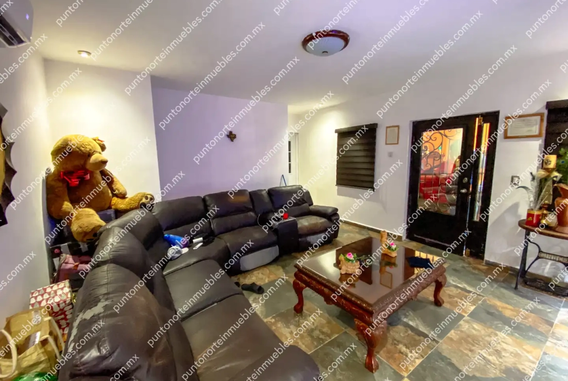Venta de Casa 3 Recámaras con Cochera y Portón Electrico a una cuadra Colegio La Salle