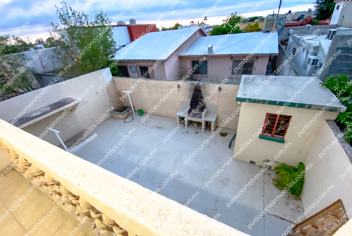 Venta Casa Col Santa Mónica 4 Recámaras y 3 baños, con Cochera y Portón Electrico
