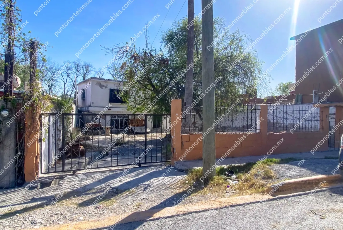Venta Casa de 2 Plantas con 2 Departamentos Independientes en Castaños, con Terreno Amplio de 599m2