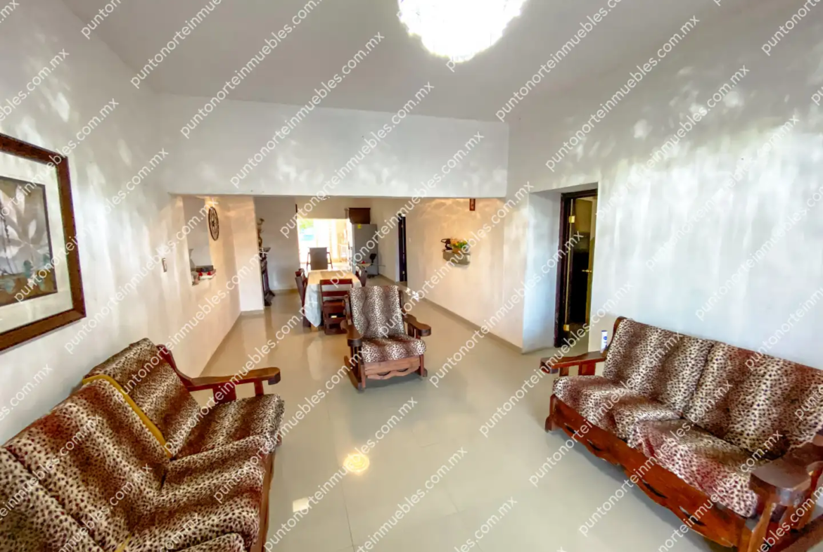 Venta Casa Tipo Quinta con 3 Recamaras, Cocina con Granito, Local Comercial y Alberca, Terreno de 500m2, San Buena
