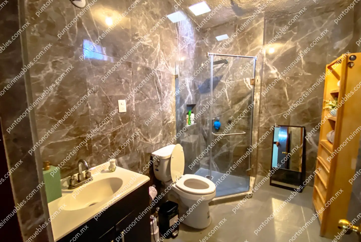 Venta Casa Tipo Quinta con 3 Recamaras, Cocina con Granito, Local Comercial y Alberca, Terreno de 500m2, San Buena