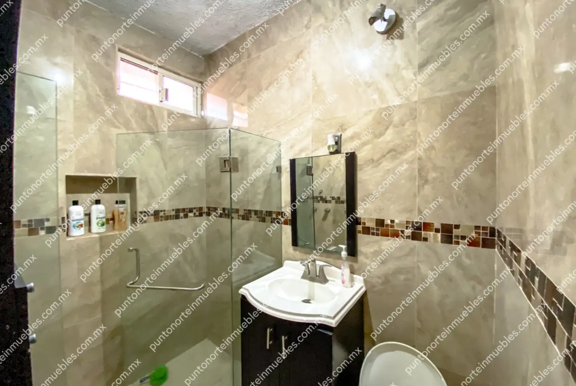 Venta Casa Tipo Quinta con 3 Recamaras, Cocina con Granito, Local Comercial y Alberca, Terreno de 500m2, San Buena