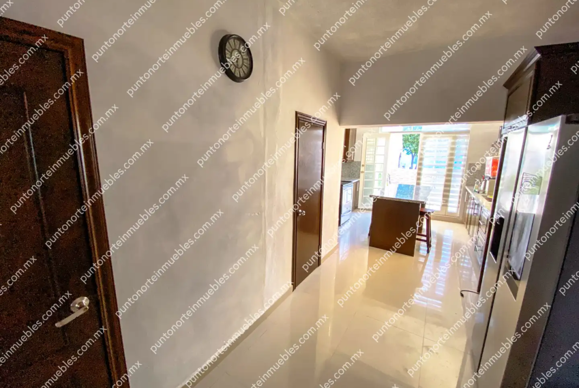 Venta Casa Tipo Quinta con 3 Recamaras, Cocina con Granito, Local Comercial y Alberca, Terreno de 500m2, San Buena