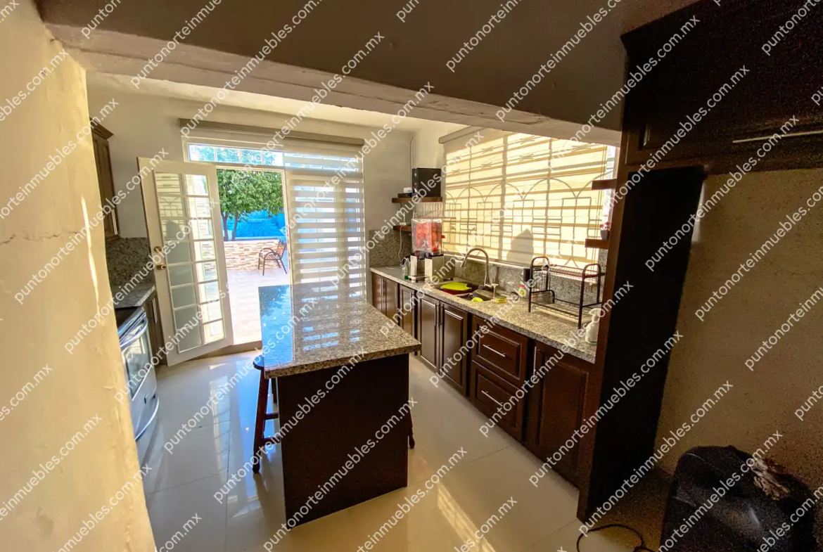 Venta Casa Tipo Quinta con 3 Recamaras, Cocina con Granito, Local Comercial y Alberca, Terreno de 500m2, San Buena