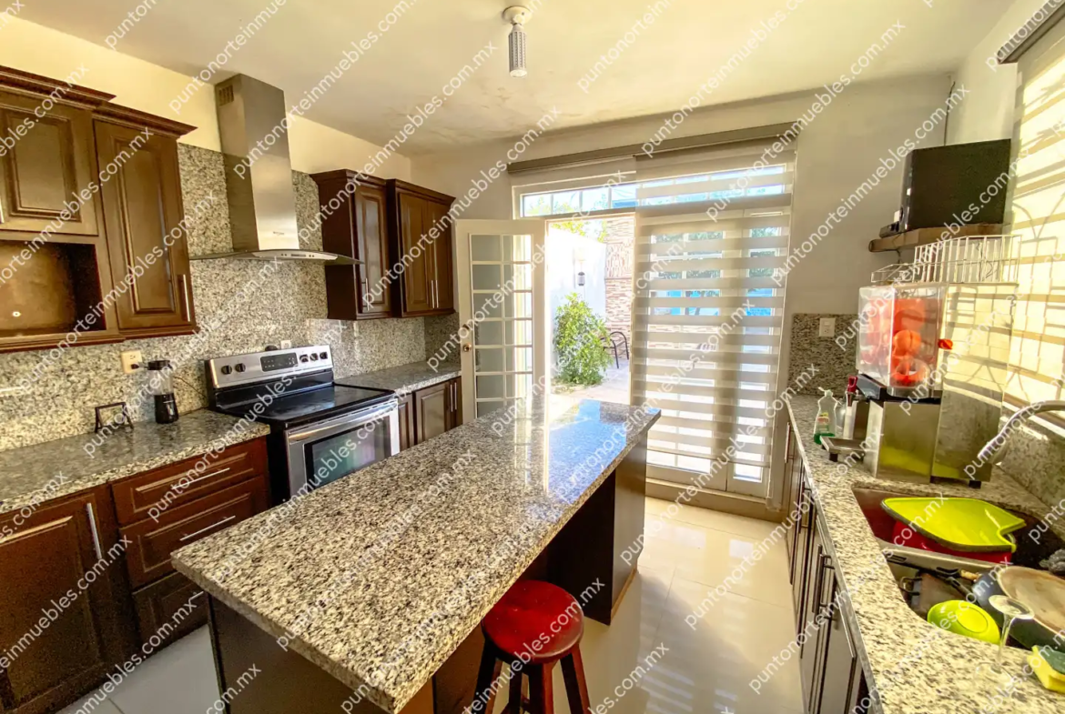 Venta Casa Tipo Quinta con 3 Recamaras, Cocina con Granito, Local Comercial y Alberca, Terreno de 500m2, San Buena
