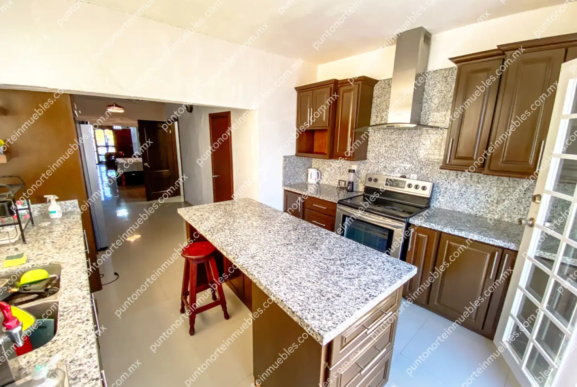 Venta Casa Tipo Quinta con 3 Recamaras, Cocina con Granito, Local Comercial y Alberca, Terreno de 500m2, San Buena