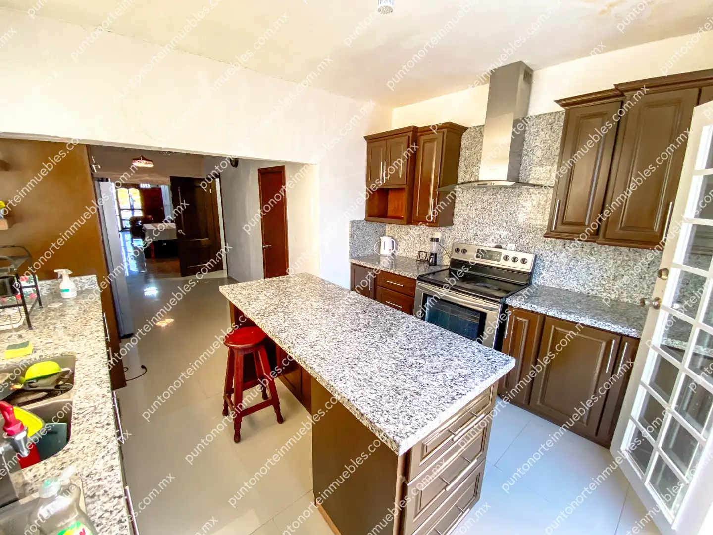 Casa Calle Zaragoza San Buena 20 Venta Casa Tipo Quinta con 3 Recamaras, Cocina con Granito, Local Comercial y Alberca, Terreno de 500m2, San Buena