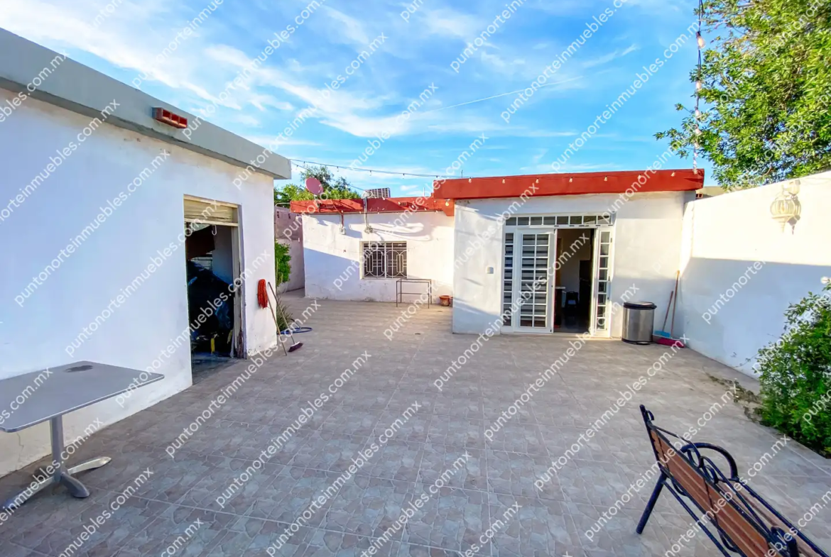 Venta Casa Tipo Quinta con 3 Recamaras, Cocina con Granito, Local Comercial y Alberca, Terreno de 500m2, San Buena