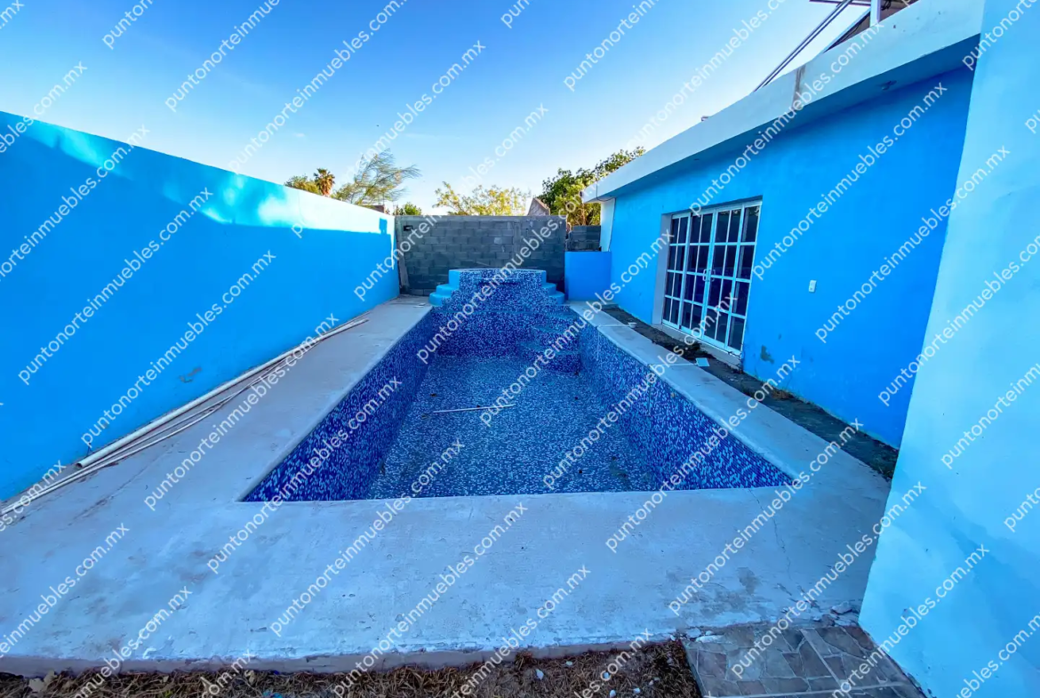 Venta Casa Tipo Quinta con 3 Recamaras, Cocina con Granito, Local Comercial y Alberca, Terreno de 500m2, San Buena
