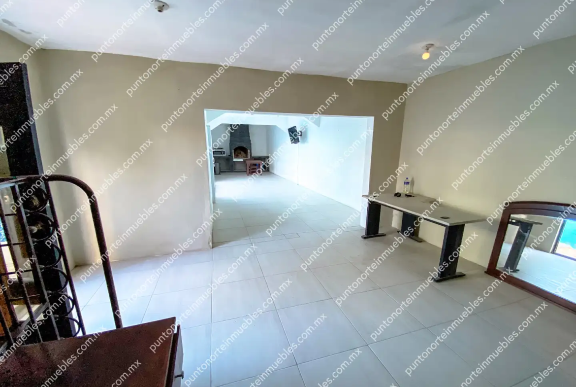 Venta Casa Tipo Quinta con 3 Recamaras, Cocina con Granito, Local Comercial y Alberca, Terreno de 500m2, San Buena