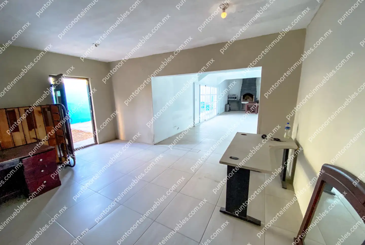 Venta Casa Tipo Quinta con 3 Recamaras, Cocina con Granito, Local Comercial y Alberca, Terreno de 500m2, San Buena