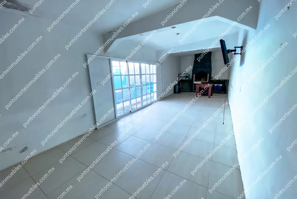 Venta Casa Tipo Quinta con 3 Recamaras, Cocina con Granito, Local Comercial y Alberca, Terreno de 500m2, San Buena