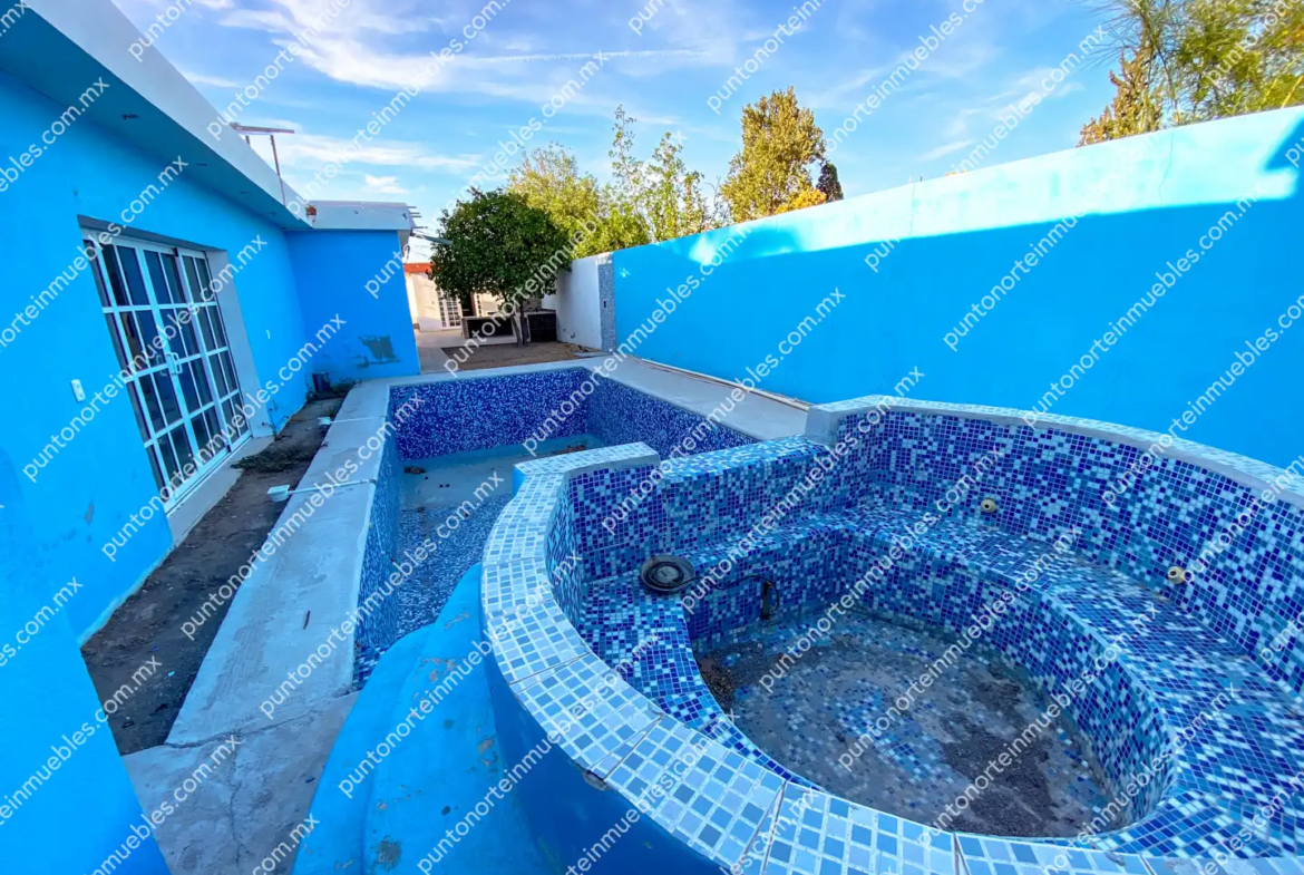 Venta Casa Tipo Quinta con 3 Recamaras, Cocina con Granito, Local Comercial y Alberca, Terreno de 500m2, San Buena