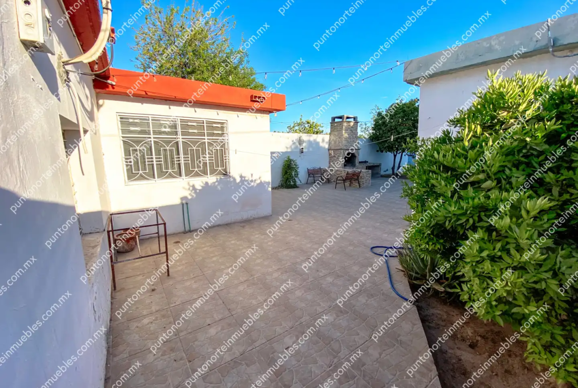 Venta Casa Tipo Quinta con 3 Recamaras, Cocina con Granito, Local Comercial y Alberca, Terreno de 500m2, San Buena