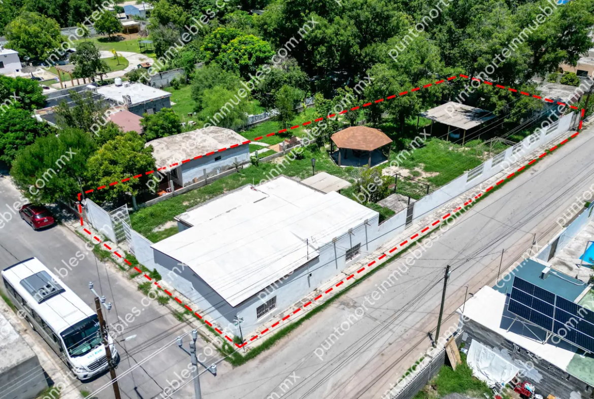 Venta Casa 3 Recámaras con 1,020m2 Terreno en Esquina, Zona Centro, Nadadores