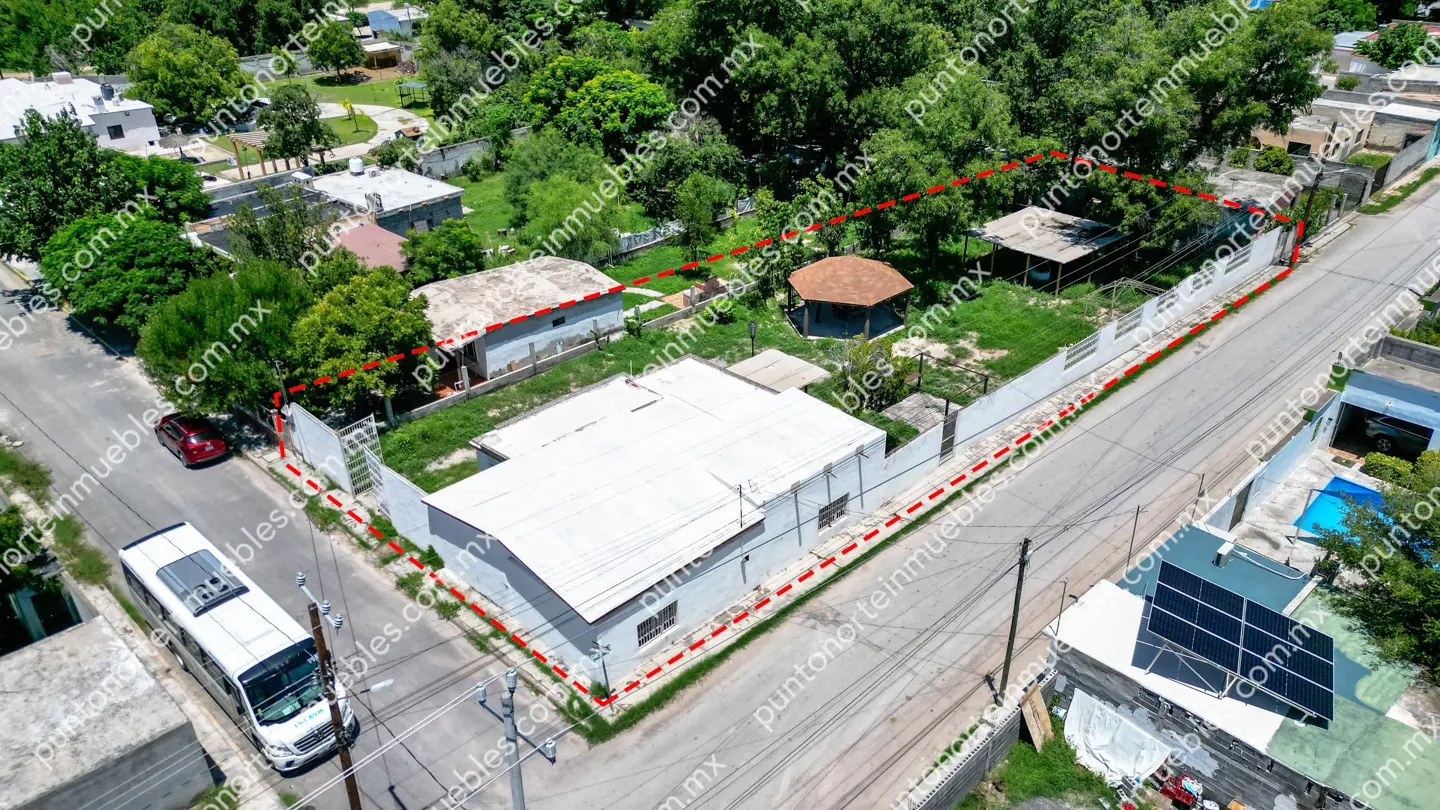 Venta Casa 3 Recámaras con 1,020m2 Terreno en Esquina, Zona Centro, Nadadores