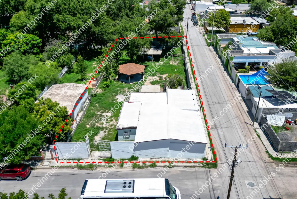Venta Casa 3 Recámaras con 1,020m2 Terreno en Esquina, Zona Centro, Nadadores