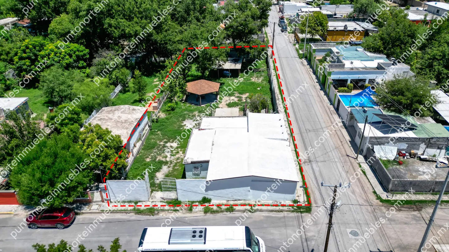 Venta Casa 3 Recámaras con 1,020m2 Terreno en Esquina, Zona Centro, Nadadores