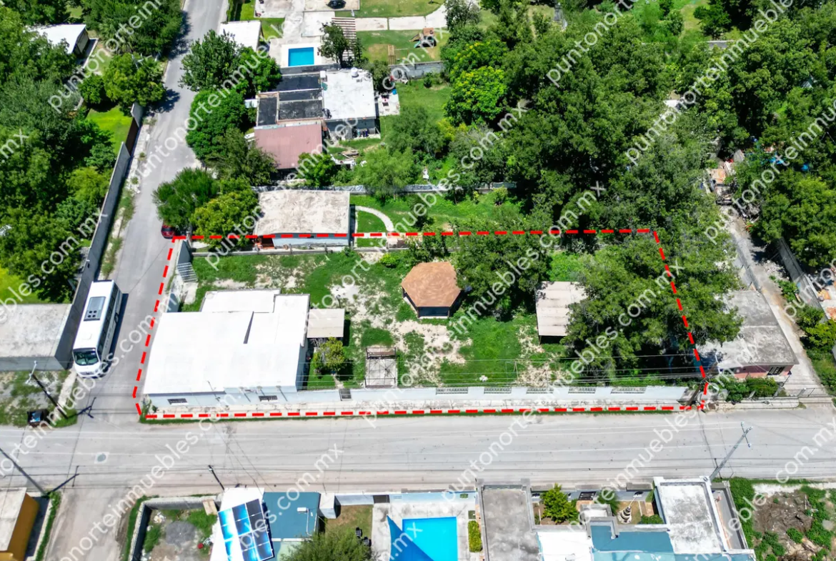 Venta Casa 3 Recámaras con 1,020m2 Terreno en Esquina, Zona Centro, Nadadores