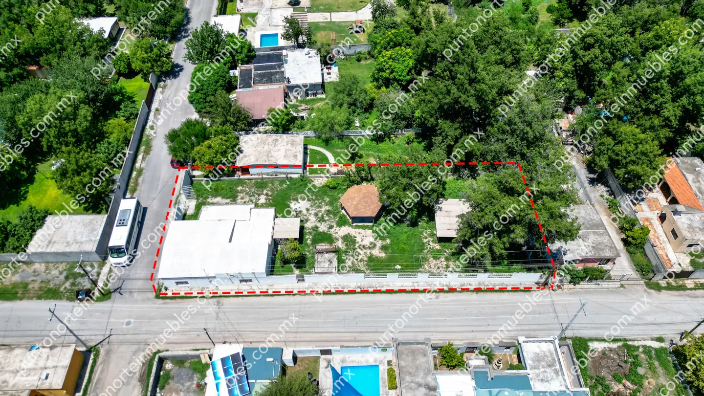 Venta Casa 3 Recámaras con 1,020m2 Terreno en Esquina, Zona Centro, Nadadores