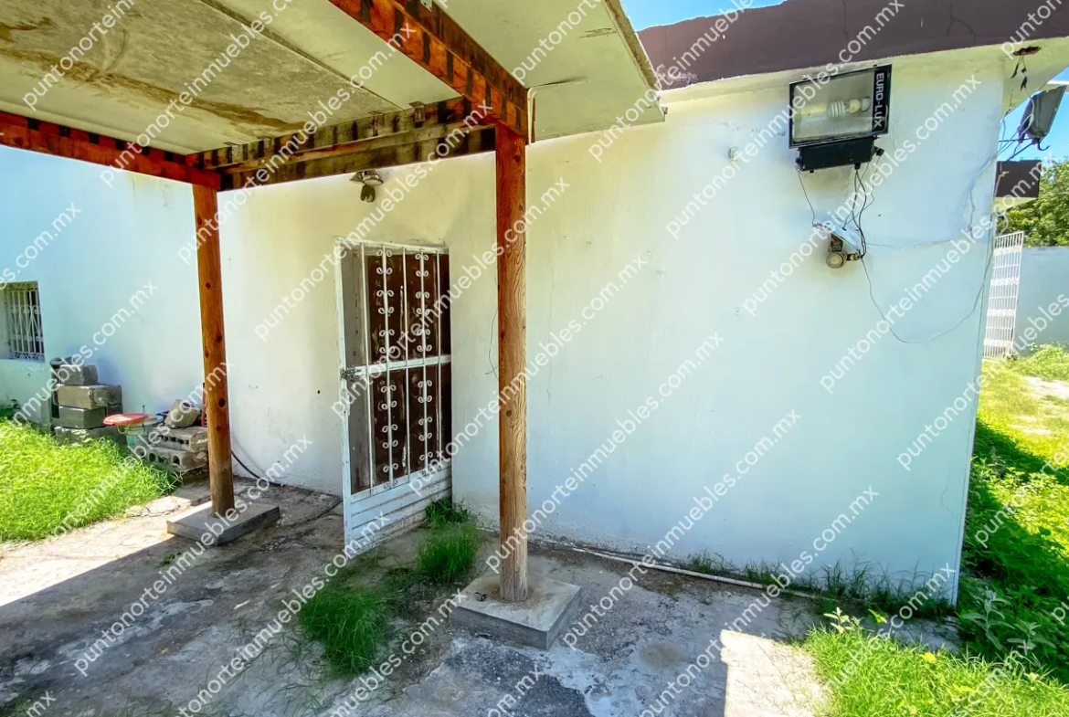 Venta Casa 3 Recámaras con 1,020m2 Terreno en Esquina, Zona Centro, Nadadores