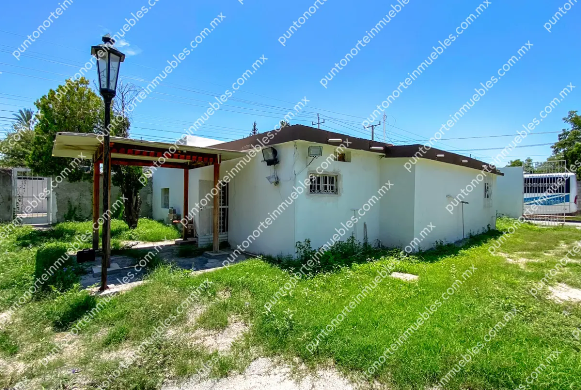 Venta Casa 3 Recámaras con 1,020m2 Terreno en Esquina, Zona Centro, Nadadores