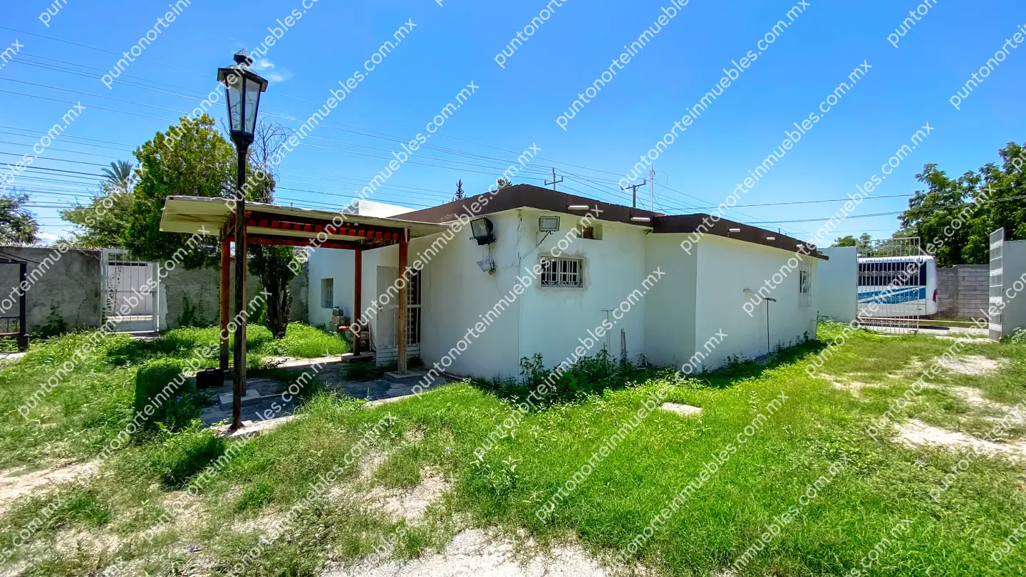 Venta Casa 3 Recámaras con 1,020m2 Terreno en Esquina, Zona Centro, Nadadores