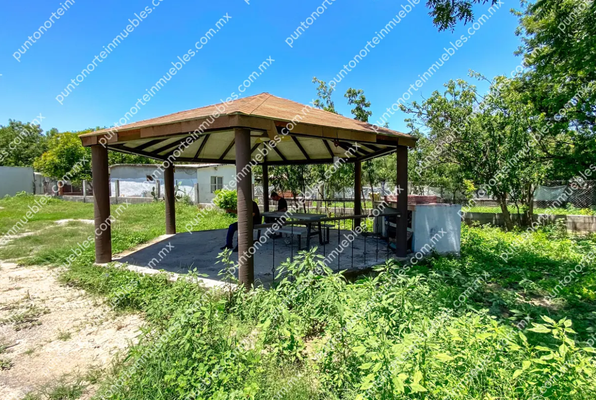 Venta Casa 3 Recámaras con 1,020m2 Terreno en Esquina, Zona Centro, Nadadores