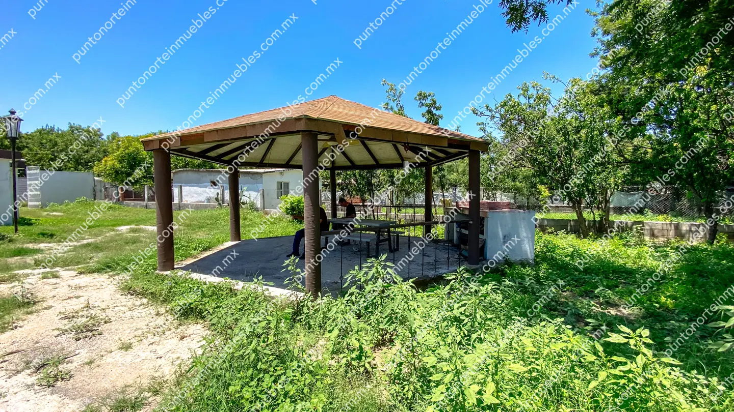 Venta Casa 3 Recámaras con 1,020m2 Terreno en Esquina, Zona Centro, Nadadores