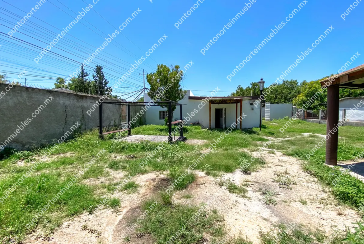 Venta Casa 3 Recámaras con 1,020m2 Terreno en Esquina, Zona Centro, Nadadores