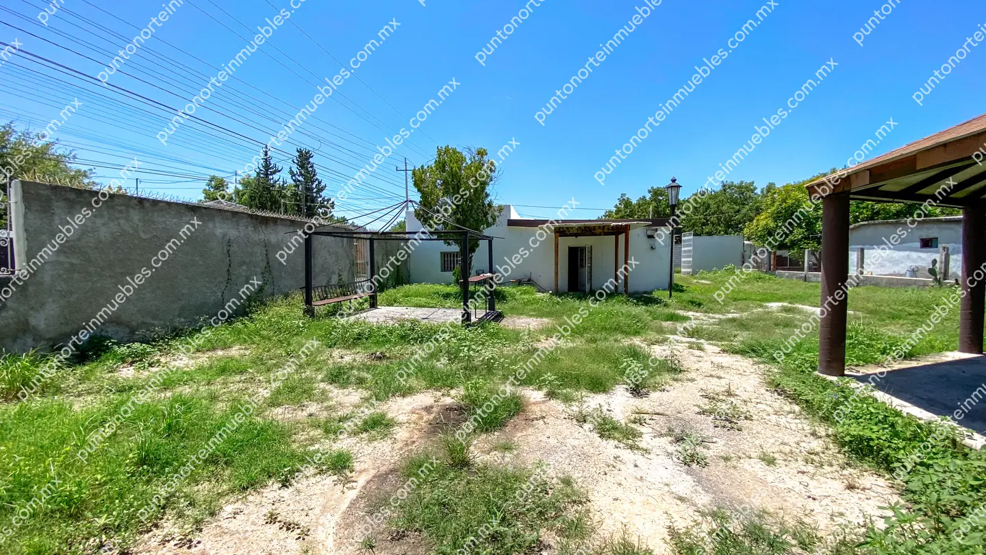 Venta Casa 3 Recámaras con 1,020m2 Terreno en Esquina, Zona Centro, Nadadores