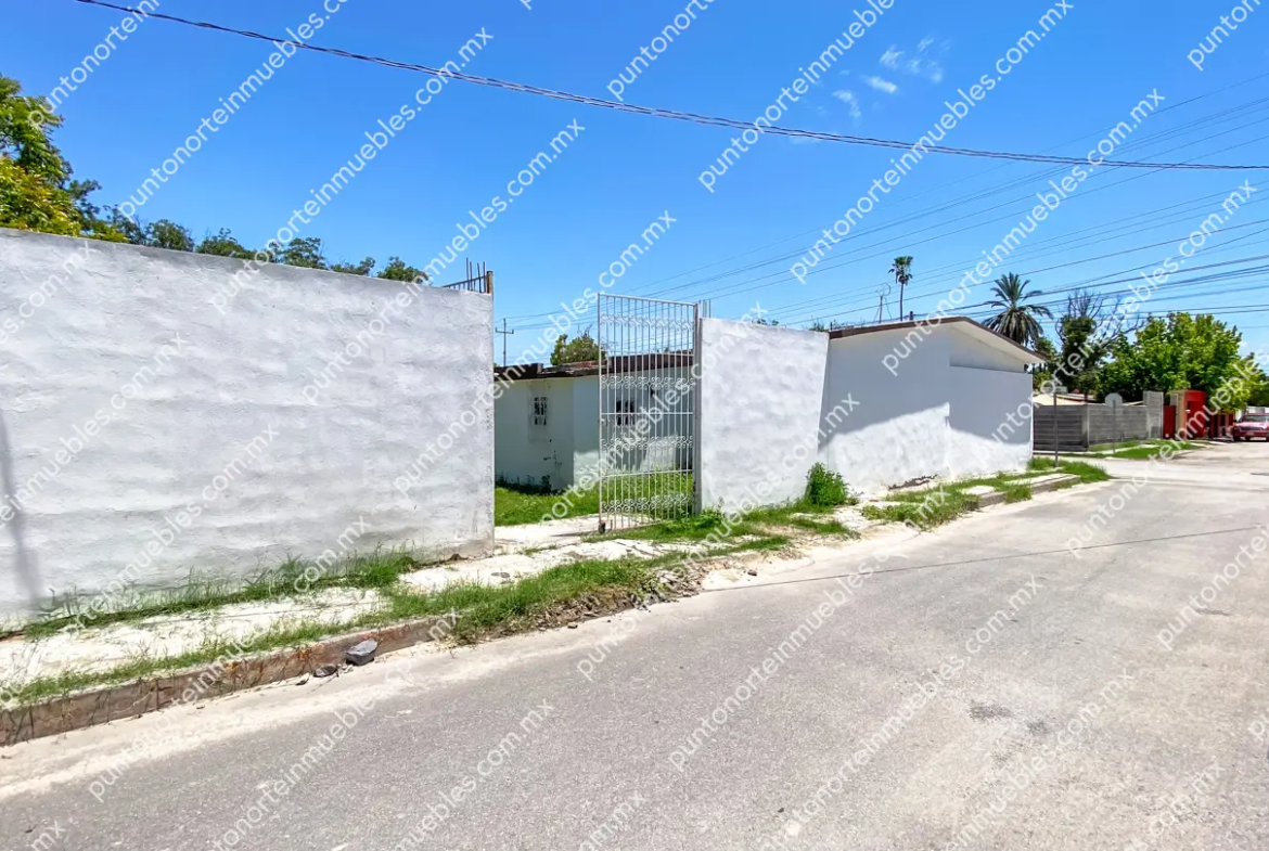 Venta Casa 3 Recámaras con 1,020m2 Terreno en Esquina, Zona Centro, Nadadores