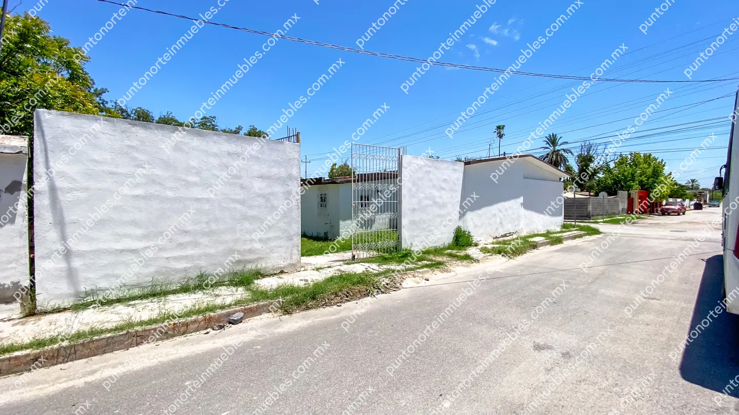 Venta Casa 3 Recámaras con 1,020m2 Terreno en Esquina, Zona Centro, Nadadores