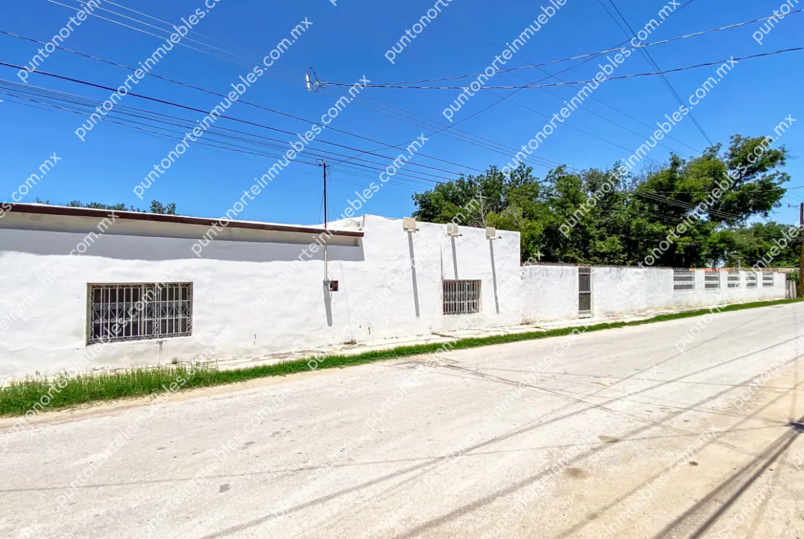 Venta Casa 3 Recámaras con 1,020m2 Terreno en Esquina, Zona Centro, Nadadores